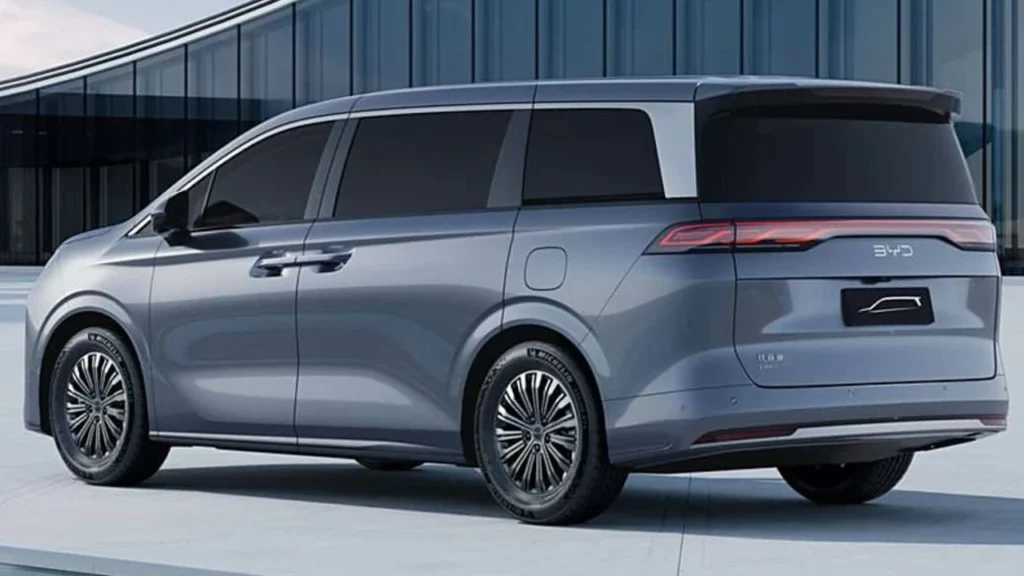 BYD M9 hybrid minivan