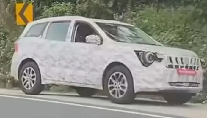 Mahindra XUV700 Facelift Spy shot